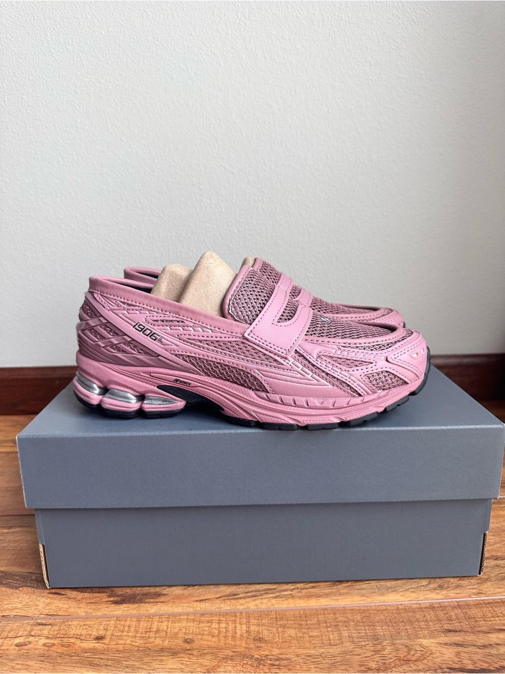 New Balance 1906L Loafer Men’s size 7.5 Women’s Size 9 Pink Rose Slip On